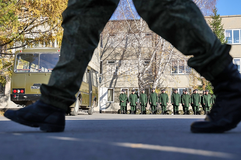 «Давай, до свидания!» Мигрантов, не ставших на воинский учет, выдворяют из России?