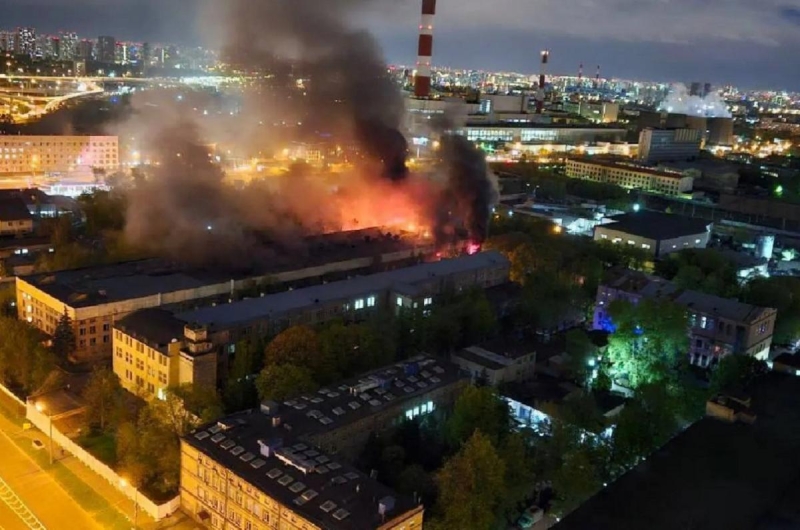 Владельцы производственного цеха строительной фирмы в Москве уверены, что здание сожгли конкуренты